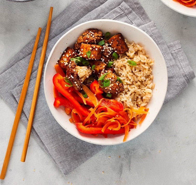 Vegāns terijaki tofu un ziedkāposti